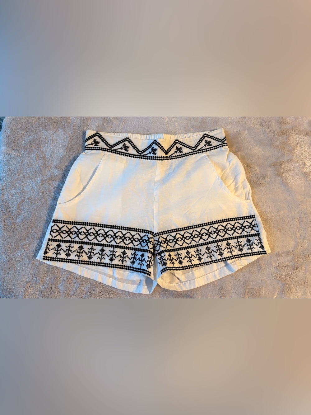 High-Waist White Women's Shorts with Black Embroidered Trim